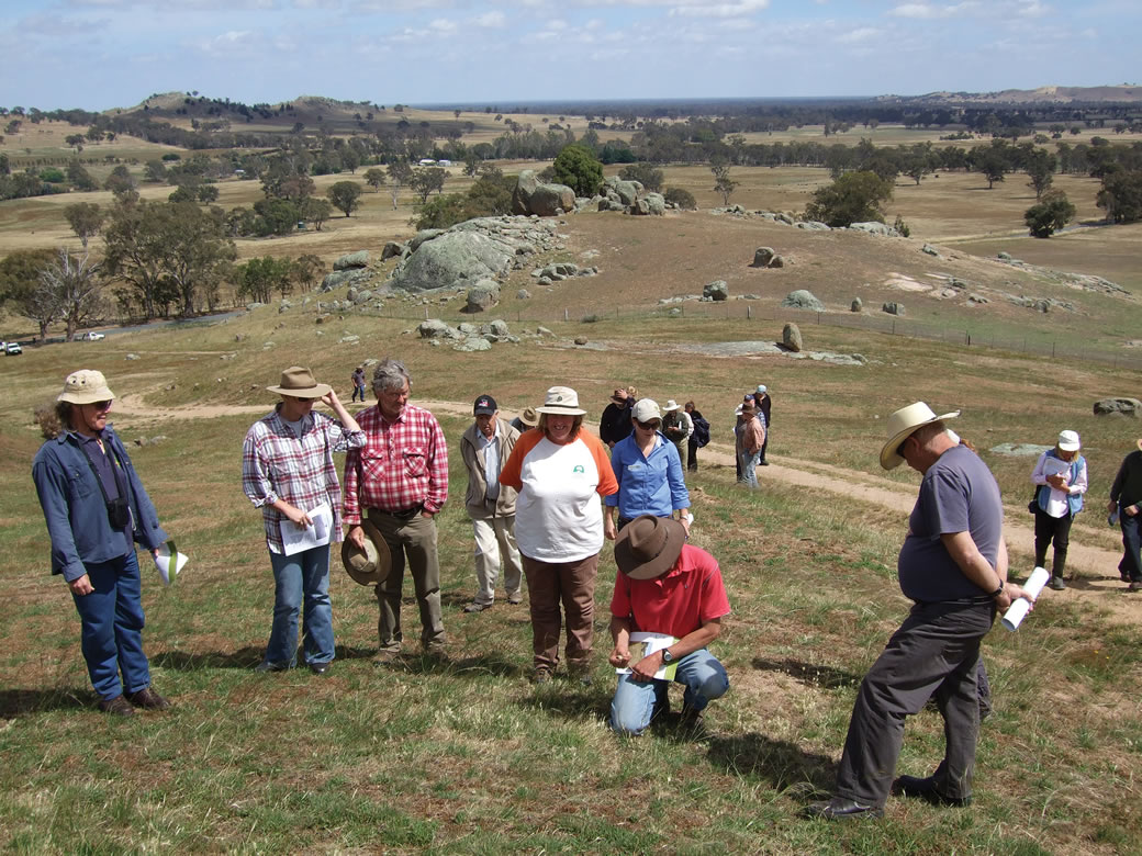 Creightons Creek Supporting Site group members inspect native pastures which were fenced and managed separately from improved pastures on the flat and crest.